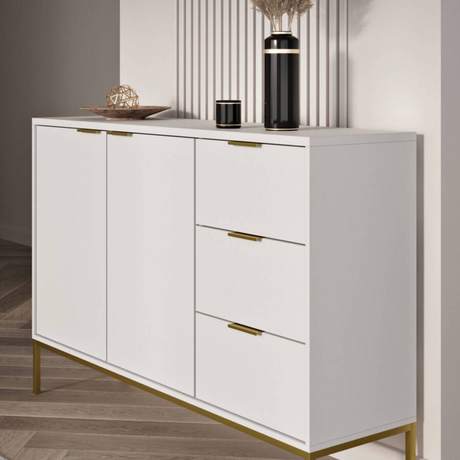 komoda biała ze złotymi uchwytami detal