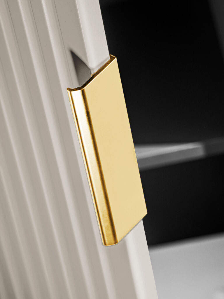 szafka łazienkowa wysoka 140 cm kaszmirowa ryflowana uchwyty