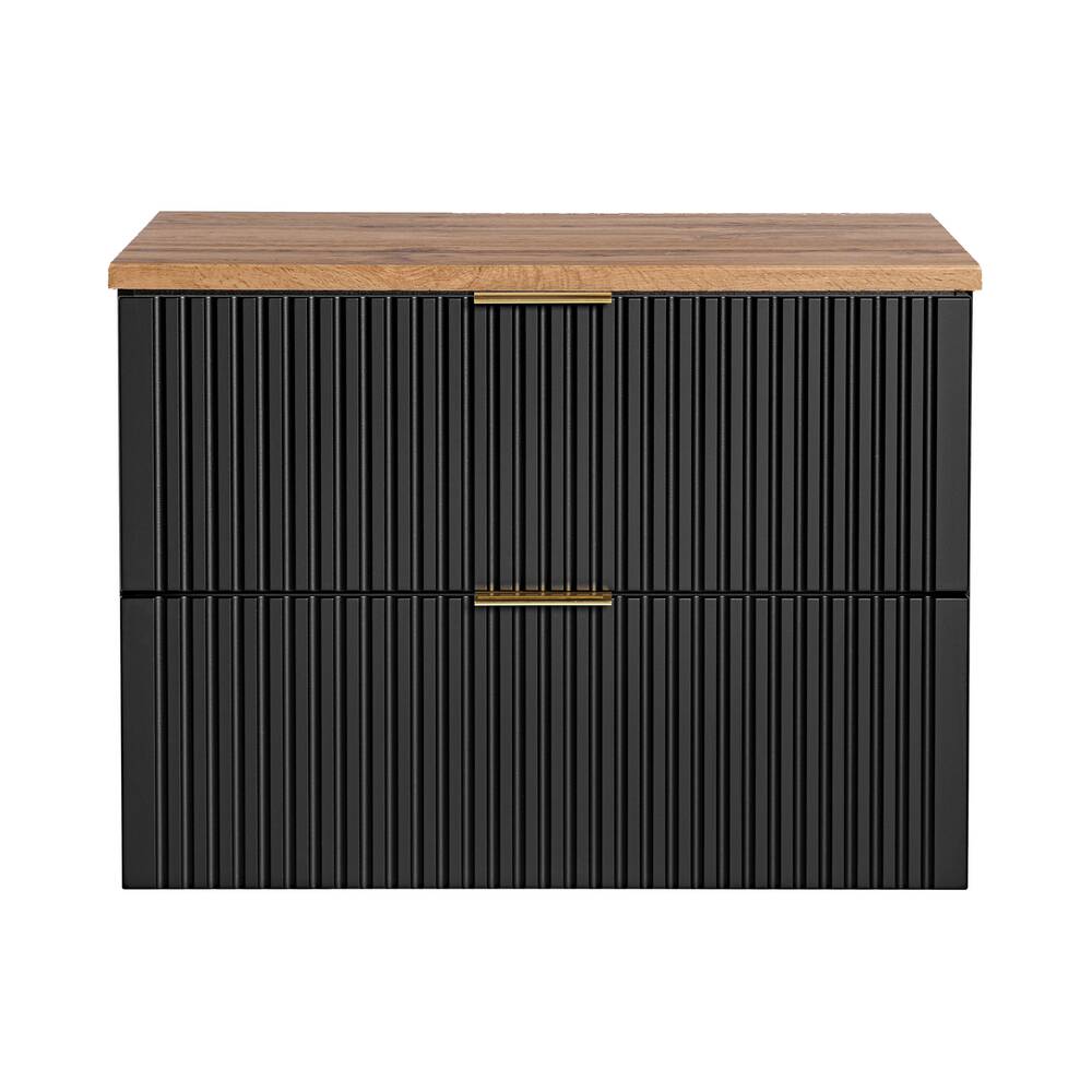 Szafka łazienkowa czarna 80 cm z blatem dąb wotan nowoczesna 2 Szafka łazienkowa czarna 80 cm dąb Wotan to nowoczesne i funkcjonalne rozwiązanie przeznaczone do stylowych łazienek, w których liczy się zarówno estetyka, jak i komfort codziennego użytkowania. Już na pierwszy rzut oka mebel wyróżnia się eleganckim połączeniem czarnej bryły z blatem w kolorze dąb Wotan, co tworzy modny, a jednocześnie ponadczasowy efekt wizualny.
Szafka łazienkowa czarna 80 cm dąb Wotan doskonale wpisuje się w aktualne trendy wnętrzarskie, w których dominują kontrasty kolorystyczne, naturalne dekory drewna oraz proste, geometryczne formy. Czarny kolor frontów nadaje wnętrzu charakteru i nowoczesnej elegancji, natomiast dekor dąb Wotan wprowadza do aranżacji ciepło i naturalność, równoważąc całość wizualnie.
Zestaw został zaprojektowany z myślą o wygodnym użytkowaniu oraz estetycznym zagospodarowaniu strefy umywalkowej. W jego skład wchodzi szafka pod umywalkę o szerokości 80 cm oraz blat o długości 80,6 cm, co zapewnia dużą powierzchnię roboczą i możliwość swobodnej aranżacji przestrzeni łazienkowej.
